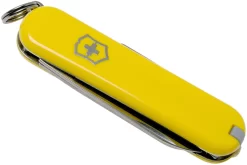 Victorinox Classic SD Amarillo 0.6223.8 Navaja Suiza -Tienda De Cuchillos VT0 6223 8 04 victorinox scaled