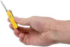 Victorinox Classic SD Amarillo 0.6223.8 Navaja Suiza -Tienda De Cuchillos VT0 6223 8 05 victorinox scaled